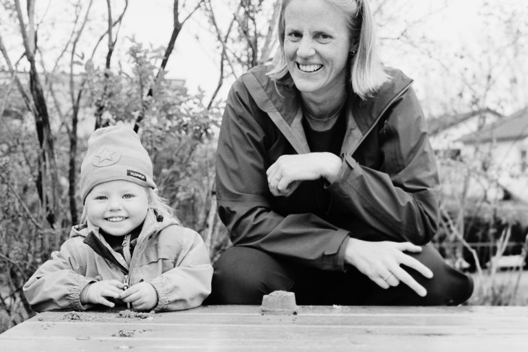 Porträtt Bettan och Louise, fotograferad med analog filmkamera Canon F1