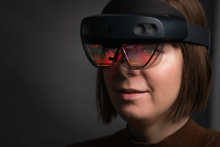 Person med Microsoft HoloLens 2