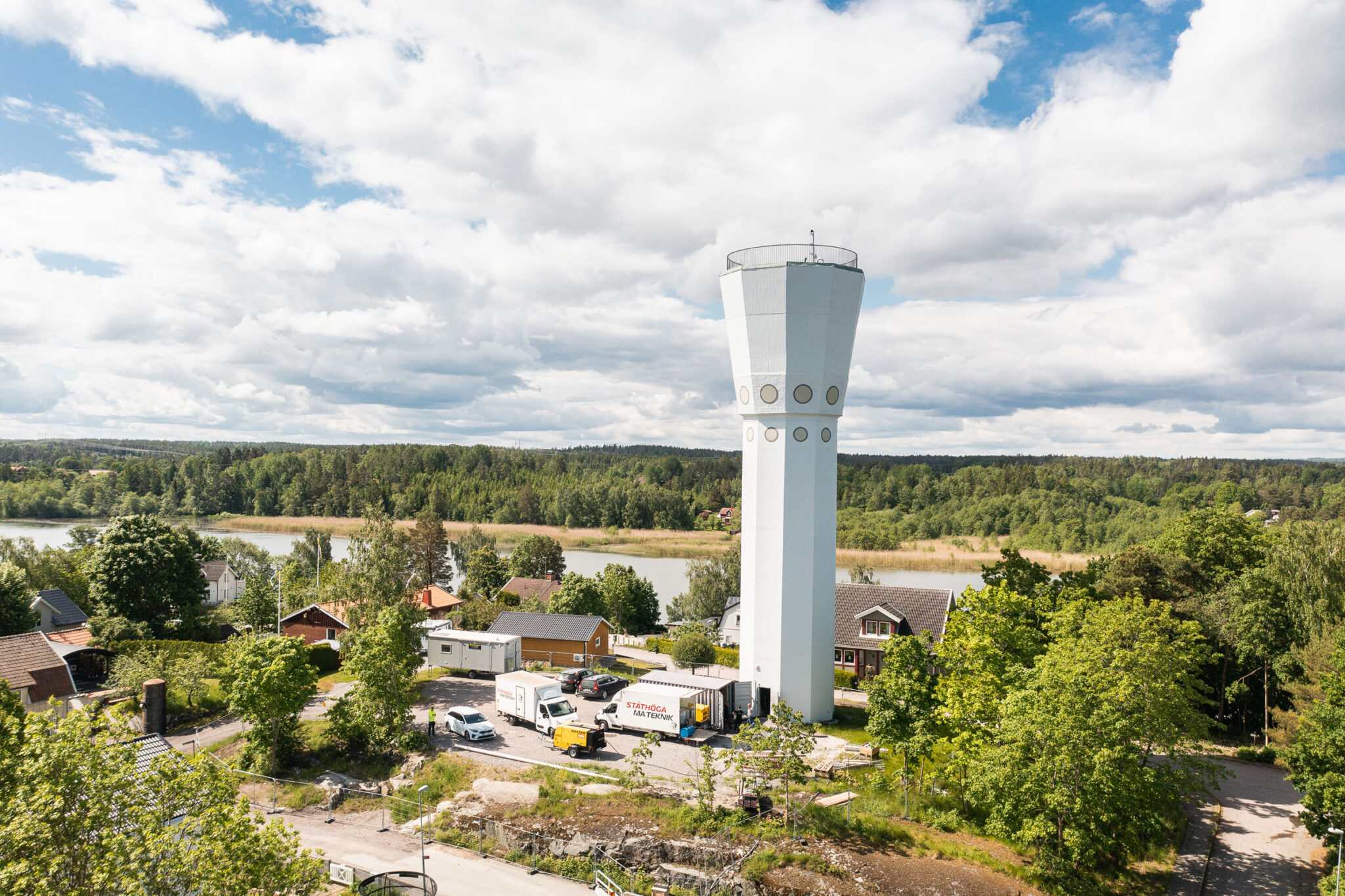 Drönarbild över Skärblacka vattentorn efter renovering